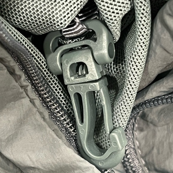 Lululemon Hood Lite Jacket Size 2 - Picture 6 of 8